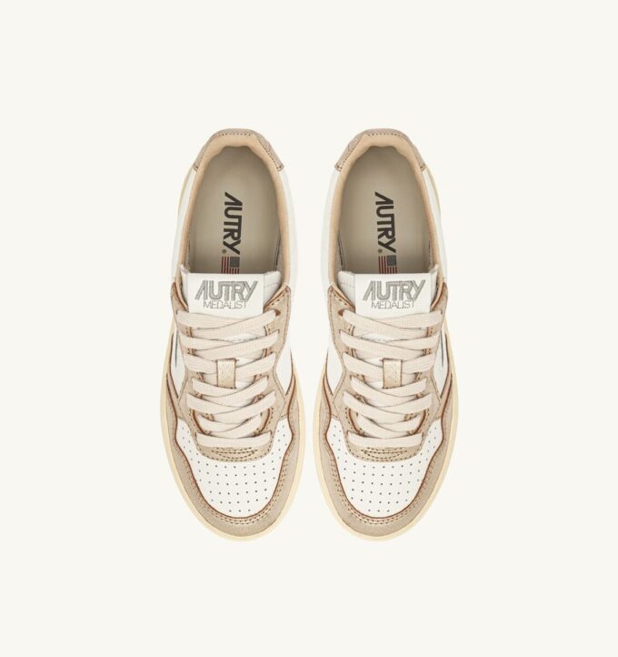 BASKETS MEDALIST LOW BICOLOR EN CUIR BLANC ET PLATINE METALLISE’