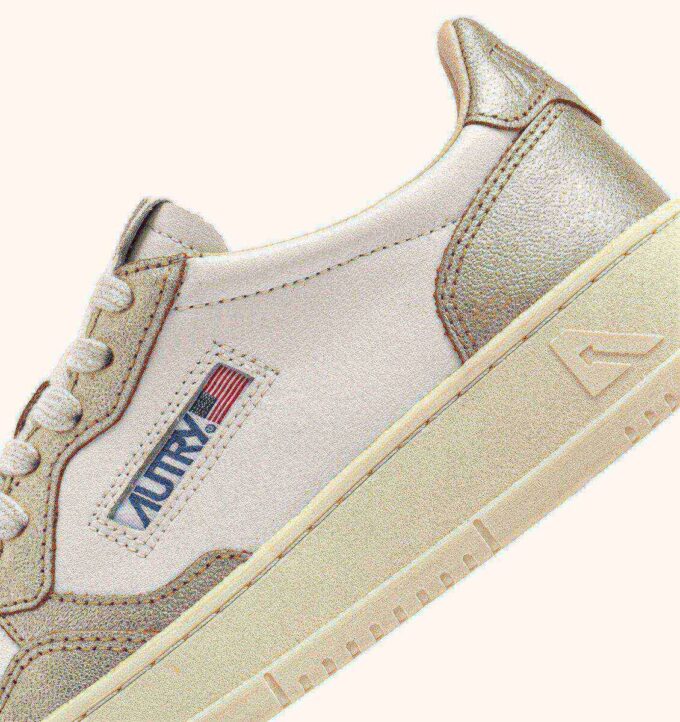 BASKETS MEDALIST LOW BICOLOR EN CUIR BLANC ET PLATINE METALLISE’