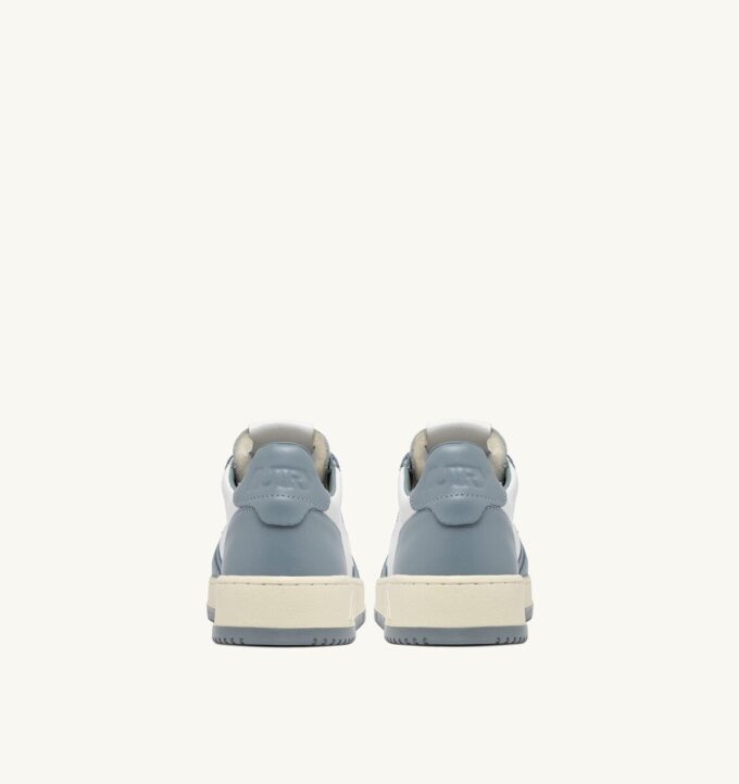 BASKETS MEDALIST LOW BICOLOR EN CUIR BLANC ET SILVER BLUE