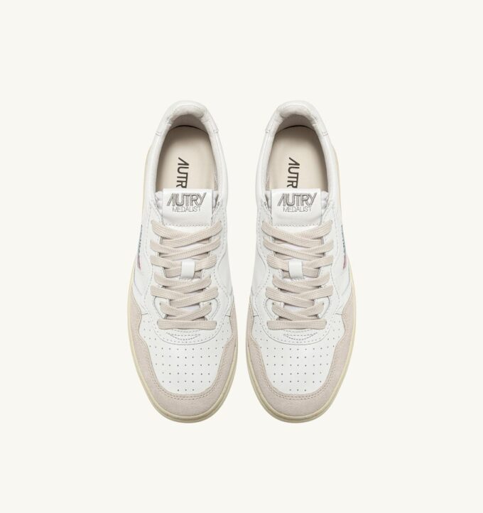 BASKETS MEDALIST LOW EN CUIR BLANC ET DAIM BEIGE