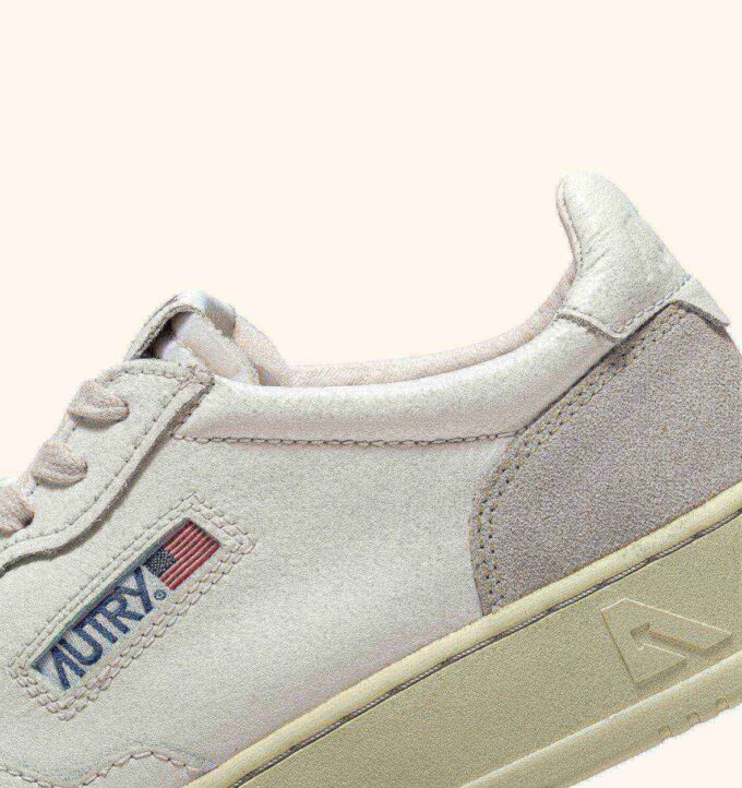BASKETS MEDALIST LOW EN CUIR BLANC ET DAIM BEIGE