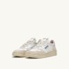 BASKETS MEDALIST LOW EN CUIR BLANC ET POWDER ET DAIM BEIGE
