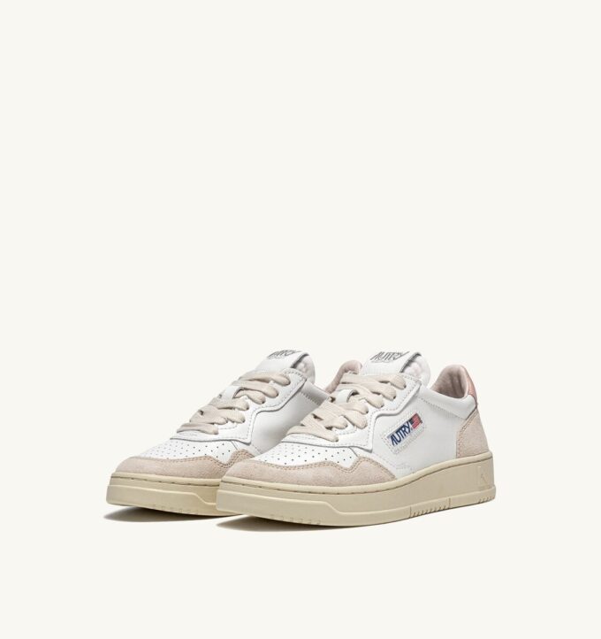 BASKETS MEDALIST LOW EN CUIR BLANC ET POWDER ET DAIM BEIGE