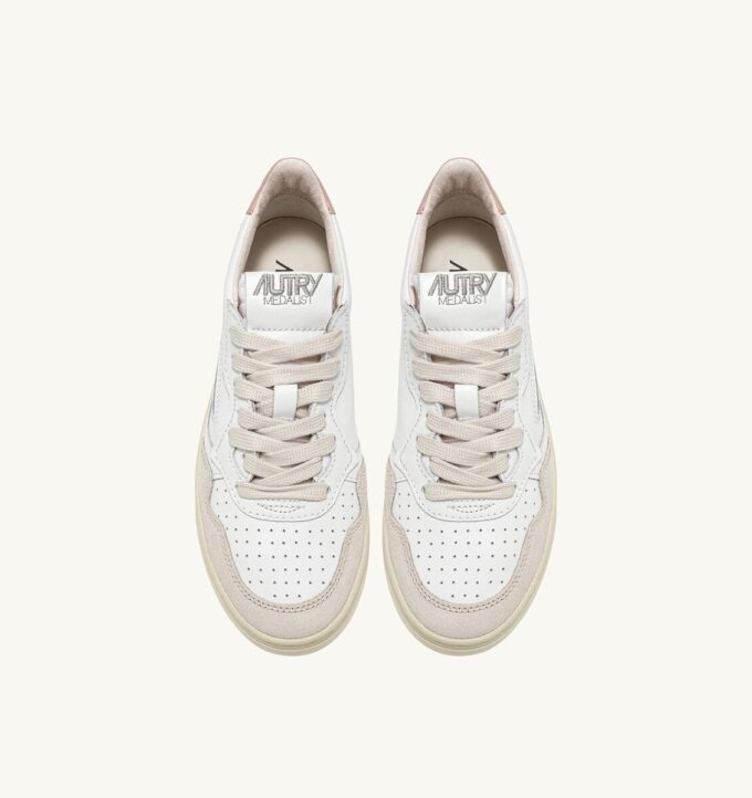 BASKETS MEDALIST LOW EN CUIR BLANC ET POWDER ET DAIM BEIGE
