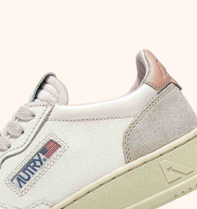 BASKETS MEDALIST LOW EN CUIR BLANC ET POWDER ET DAIM BEIGE