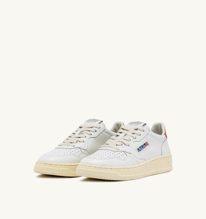 BASKETS MEDALIST LOW EN CUIR BLANC ET SANDSTORM