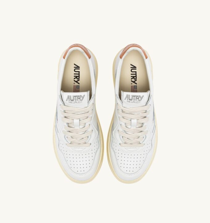 BASKETS MEDALIST LOW EN CUIR BLANC ET SANDSTORM
