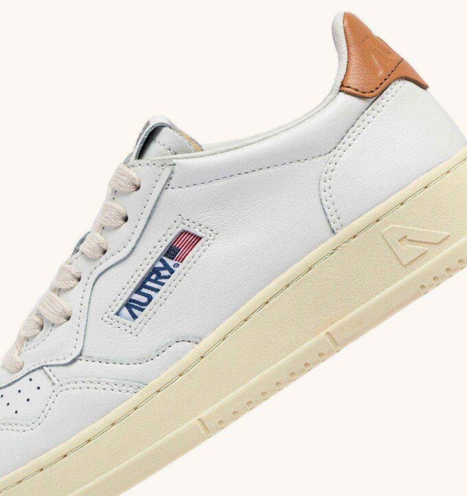 BASKETS MEDALIST LOW EN CUIR BLANC ET SANDSTORM