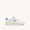 BASKETS MEDALIST LOW EN CUIR BLANC ET SILVER BLUE