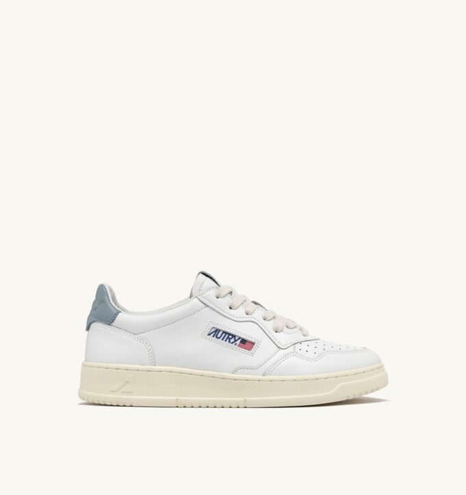 BASKETS MEDALIST LOW EN CUIR BLANC ET SILVER BLUE