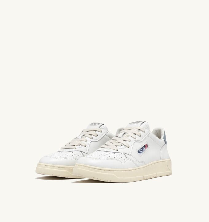 BASKETS MEDALIST LOW EN CUIR BLANC ET SILVER BLUE