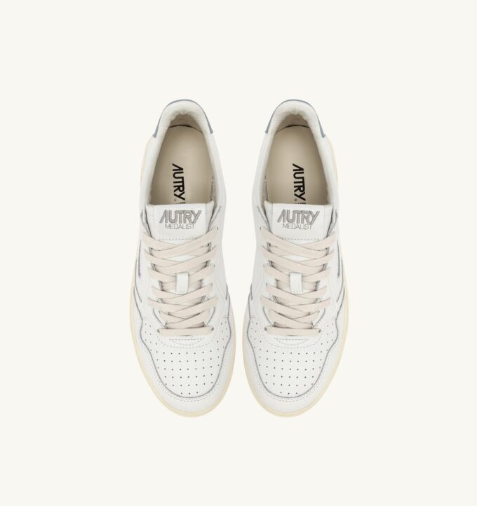 BASKETS MEDALIST LOW EN CUIR BLANC ET SILVER BLUE