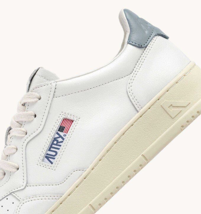 BASKETS MEDALIST LOW EN CUIR BLANC ET SILVER BLUE