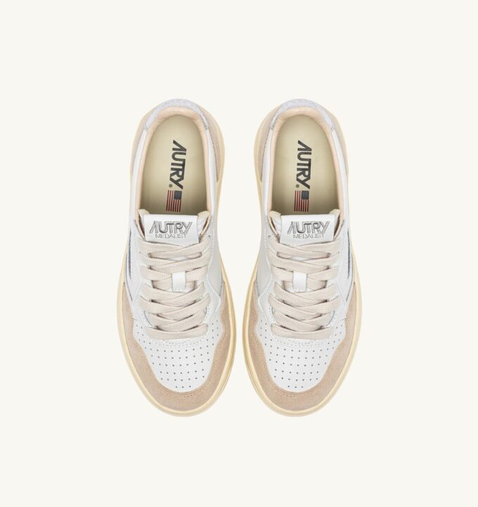 BASKETS MEDALIST LOW EN CUIR ET DAIM BLANC ET ARGENT