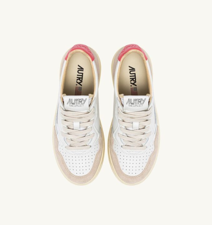 BASKETS MEDALIST LOW EN CUIR ET DAIM BLANC ET TEAROSE