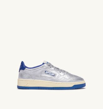 BASKETS MEDALIST LOW EN CUIR METALLIQUE ARGENT ET BLEU