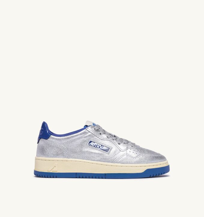 BASKETS MEDALIST LOW EN CUIR METALLIQUE ARGENT ET BLEU