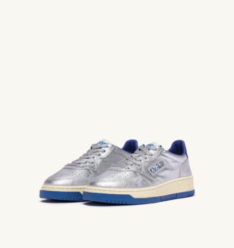 BASKETS MEDALIST LOW EN CUIR METALLIQUE ARGENT ET BLEU