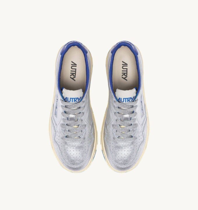 BASKETS MEDALIST LOW EN CUIR METALLIQUE ARGENT ET BLEU