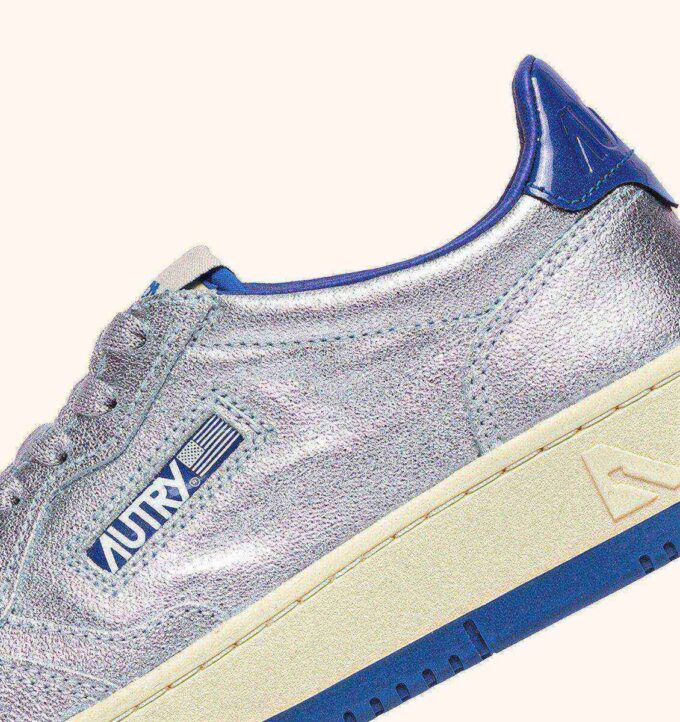 BASKETS MEDALIST LOW EN CUIR METALLIQUE ARGENT ET BLEU