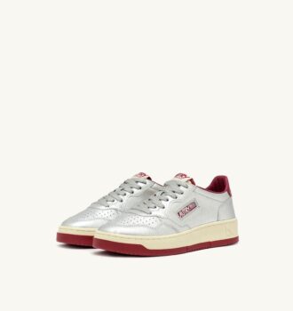 BASKETS MEDALIST LOW EN CUIR METALLIQUE ARGENT ET ROUGE