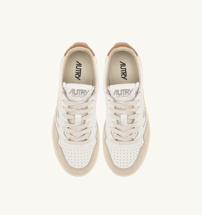 BASKETS MEDALIST LOW EN DAIM ET CUIR BLANC ET BROWN SUGAR