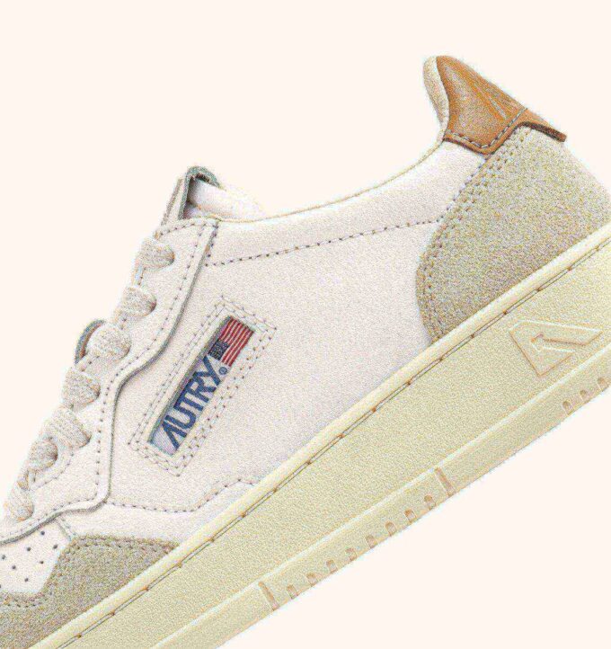 BASKETS MEDALIST LOW EN DAIM ET CUIR BLANC ET BROWN SUGAR