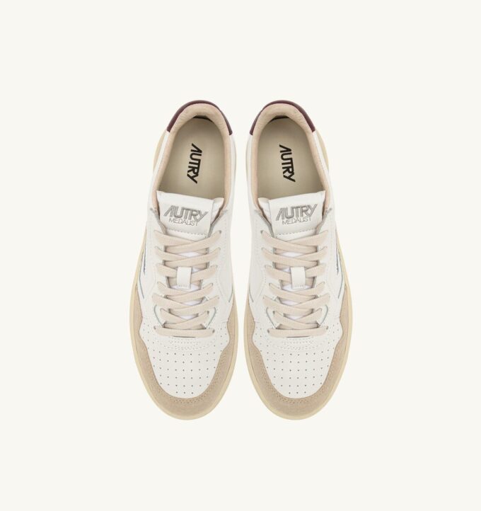 BASKETS MEDALIST LOW EN DAIM ET CUIR BLANC ET BURGUNDY