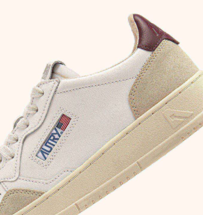 BASKETS MEDALIST LOW EN DAIM ET CUIR BLANC ET BURGUNDY