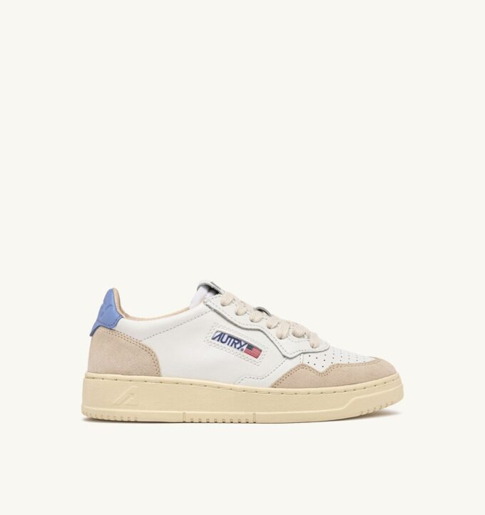 BASKETS MEDALIST LOW IN SUEDE EN CUIR BLANC ET DELLA ROBBIA BLUE