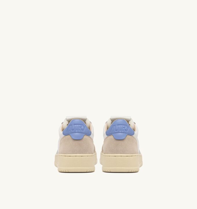 BASKETS MEDALIST LOW IN SUEDE EN CUIR BLANC ET DELLA ROBBIA BLUE