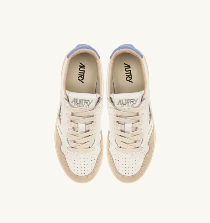 BASKETS MEDALIST LOW IN SUEDE EN CUIR BLANC ET DELLA ROBBIA BLUE