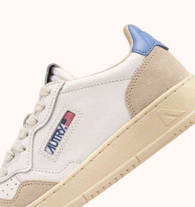 BASKETS MEDALIST LOW IN SUEDE EN CUIR BLANC ET DELLA ROBBIA BLUE