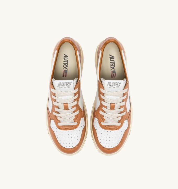 MEDALIST LOW BICOLOR SNEAKERS IN WHITE AND SAND STORM LEATHER