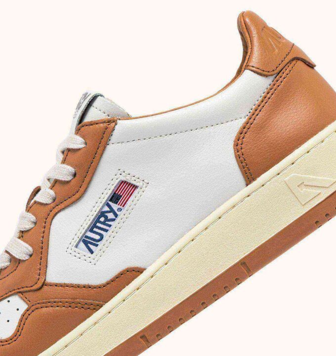 MEDALIST LOW BICOLOR SNEAKERS IN WHITE AND SAND STORM LEATHER