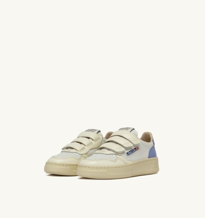 MEDALIST LOW KIDSTRIPES SNEAKERS IN LEATHER COLOR WHISPER WHITE AND DELLA ROBBIA BLUE