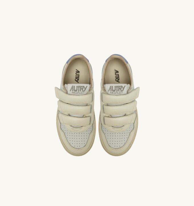 MEDALIST LOW KIDSTRIPES SNEAKERS IN LEATHER COLOR WHISPER WHITE AND DELLA ROBBIA BLUE