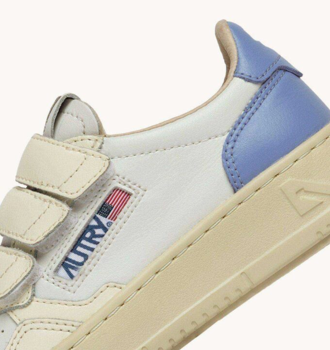 MEDALIST LOW KIDSTRIPES SNEAKERS IN LEATHER COLOR WHISPER WHITE AND DELLA ROBBIA BLUE