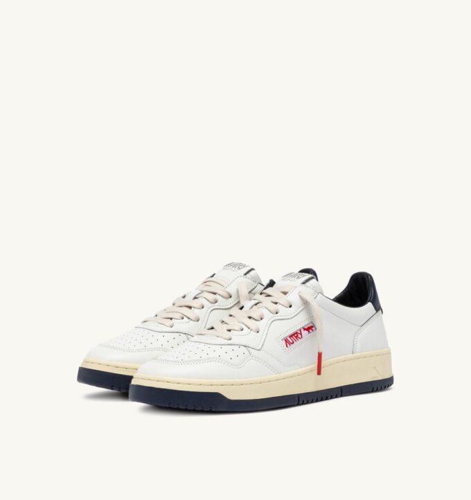 MEDALIST LOW ‘MAISON KITSUNÉ’ SNEAKERS IN WHITE AND BLUE LEATHER