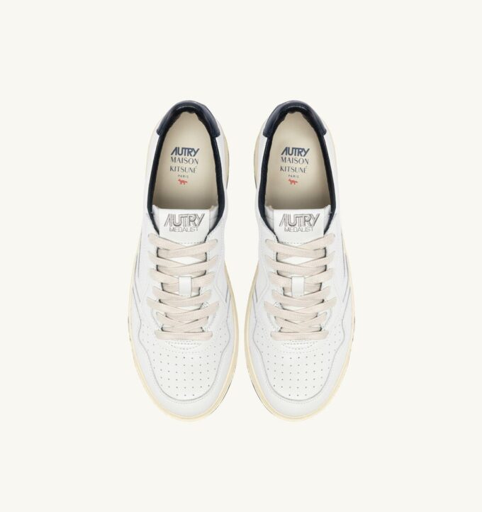 MEDALIST LOW ‘MAISON KITSUNÉ’ SNEAKERS IN WHITE AND BLUE LEATHER
