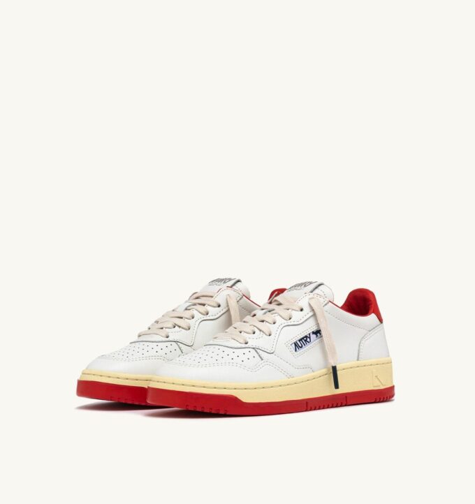 MEDALIST LOW ‘MAISON KITSUNÉ’ SNEAKERS IN WHITE AND CLAY RED LEATHER