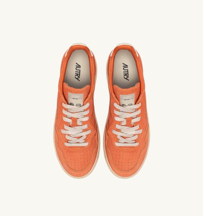 MEDALIST LOW SNEAKERS IN FANTA AND OFF WHITE SUEDE