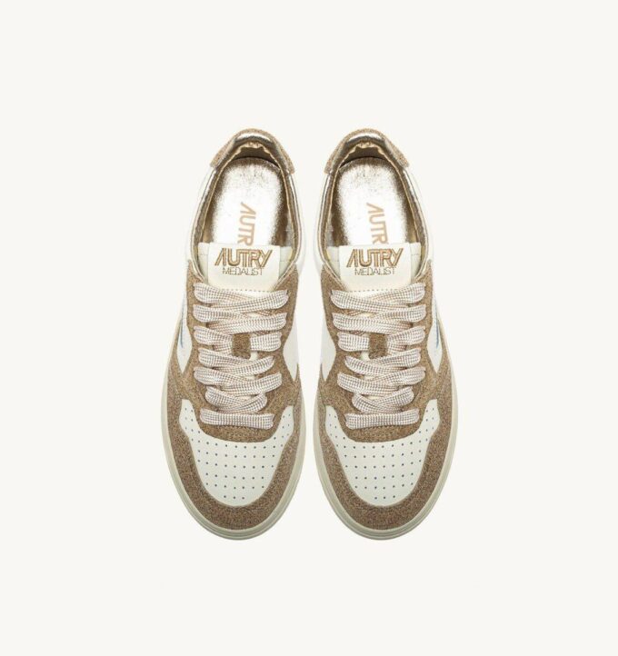 MEDALIST LOW SNEAKERS IN LEATHER MARSHMALLOW AND SAND GLITTER