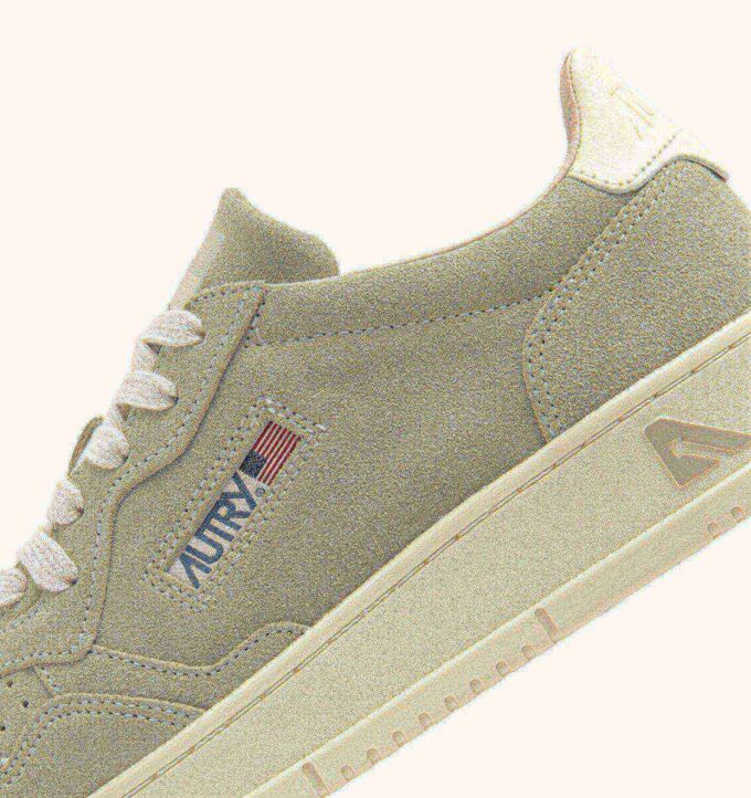 MEDALIST LOW SNEAKERS IN PAPYRUS AND OFF WHITE SUEDE