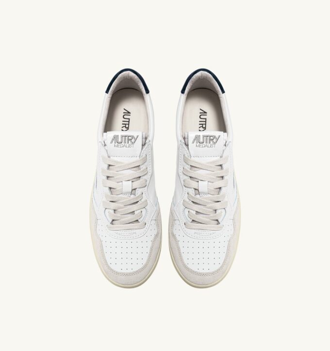 BASKETS MEDALIST LOW EN CUIR BLANC ET BLEU ET DAIM BEIGE