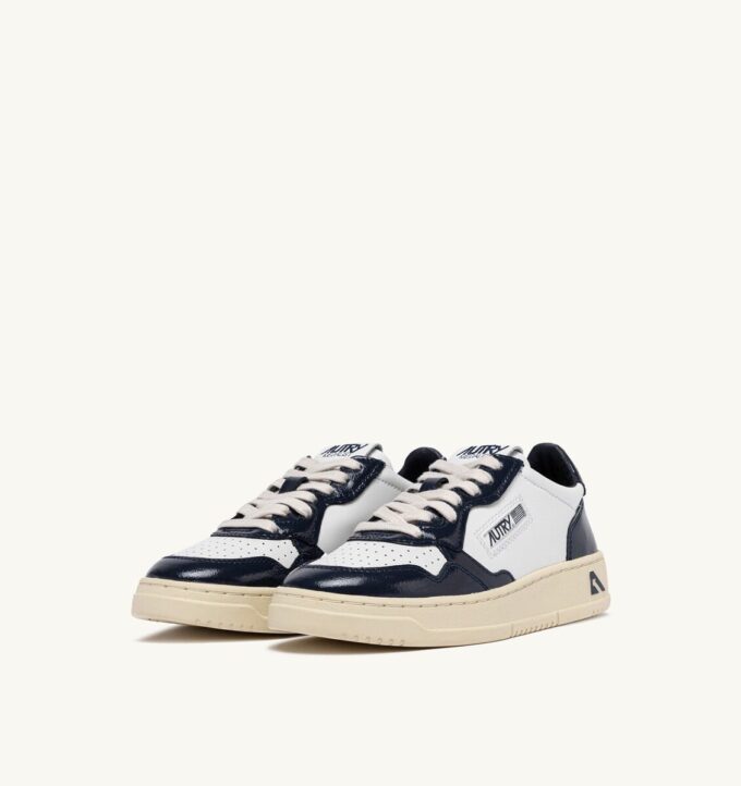 MEDALIST LOW SNEAKERS IN WHITE AND NIGHT BLUE LEATHER