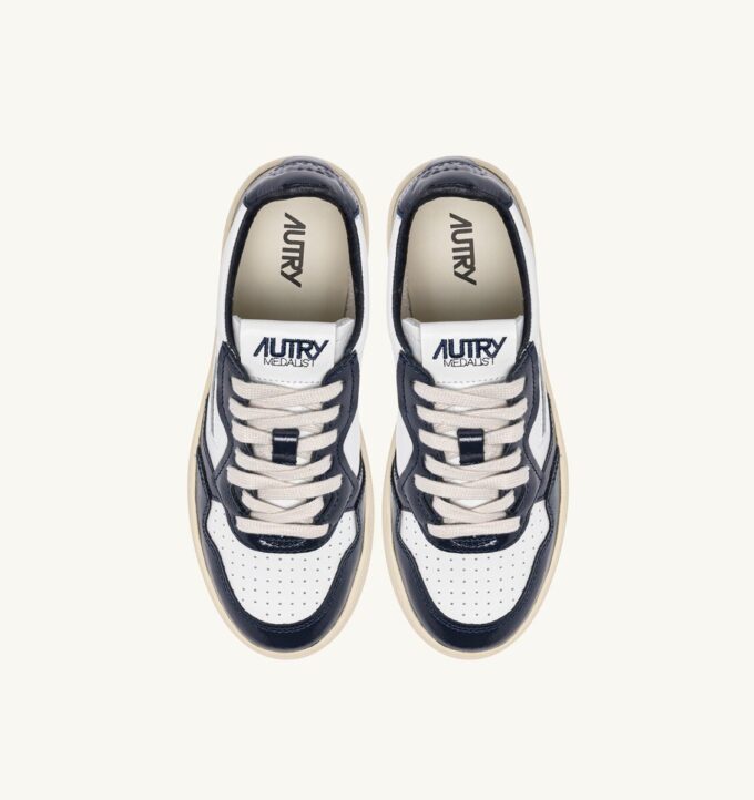 MEDALIST LOW SNEAKERS IN WHITE AND NIGHT BLUE LEATHER