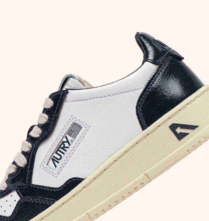 MEDALIST LOW SNEAKERS IN WHITE AND NIGHT BLUE LEATHER