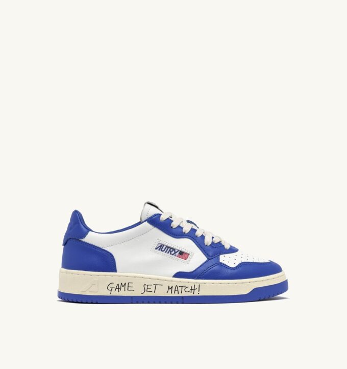 MEDALIST LOW SNEAKERS IN WHITE AND PALACE BLUE LEATHER WITH LETTERING MEDALIST LOW SNEAKERS IN WHITE AND PALACE BLUE LEATHER WITH LETTERING