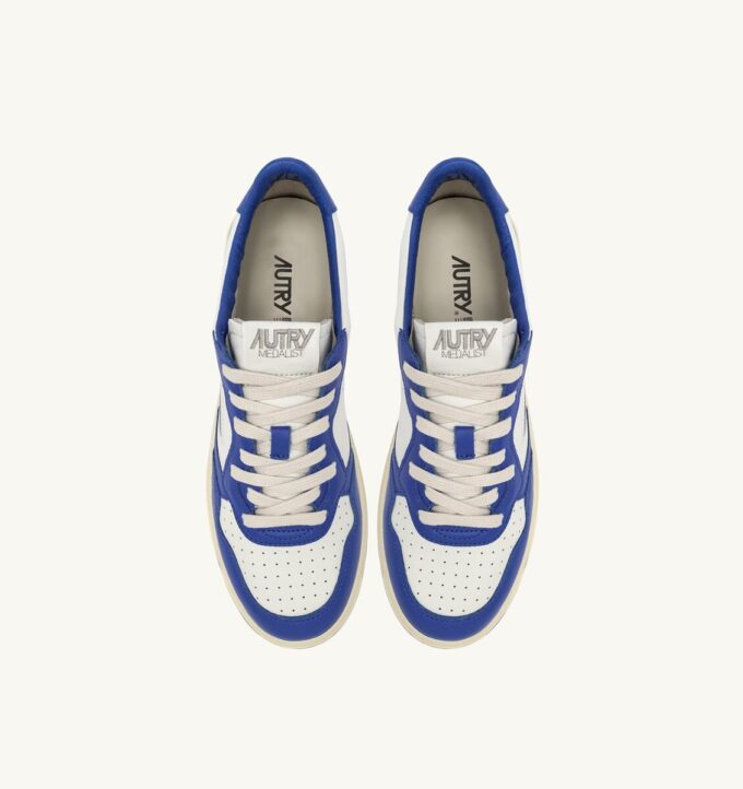 MEDALIST LOW SNEAKERS IN WHITE AND PALACE BLUE LEATHER WITH LETTERING MEDALIST LOW SNEAKERS IN WHITE AND PALACE BLUE LEATHER WITH LETTERING